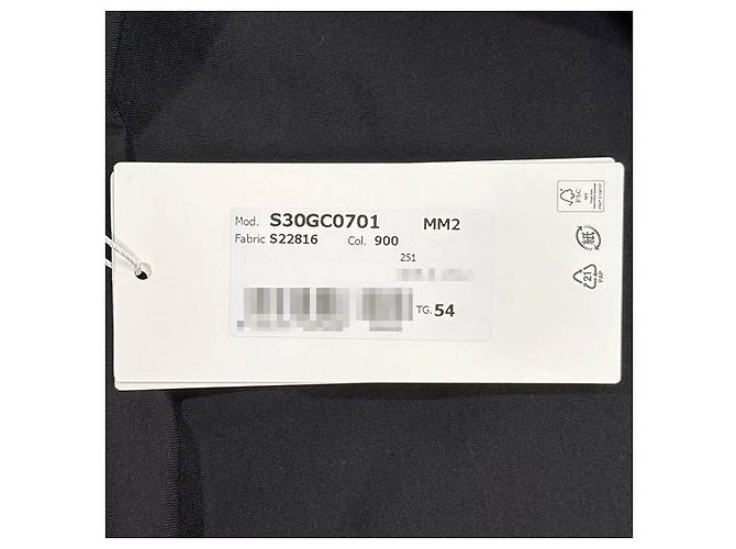 Maison Martin Margiela Schwarzes T-Shirt mit verzerrtem Logo und Kurzarmnähten - Ansicht 9