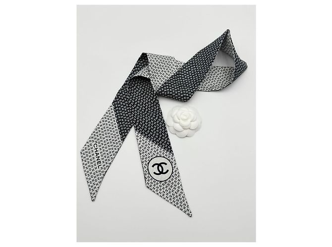 Chanel Foulard in seta con logo CC per donne, nero e bianco - vista 2