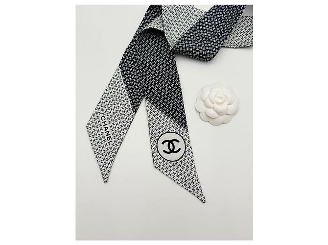Chanel Foulard in seta con logo CC per donne, nero e bianco - vista 3
