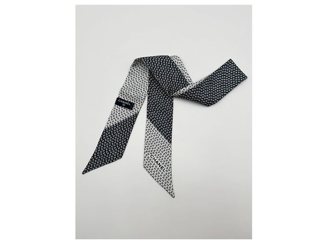 Chanel Foulard in seta con logo CC per donne, nero e bianco - vista 4
