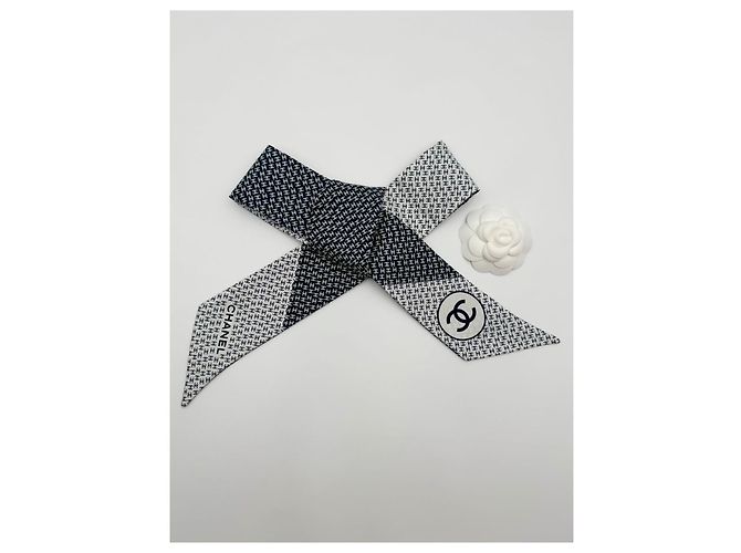 Chanel Foulard in seta con logo CC per donne, nero e bianco - vista 5