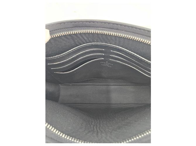 Louis Vuitton Pochette Voyage MM Eclipse Borsa Clutch Marrone - vista 17