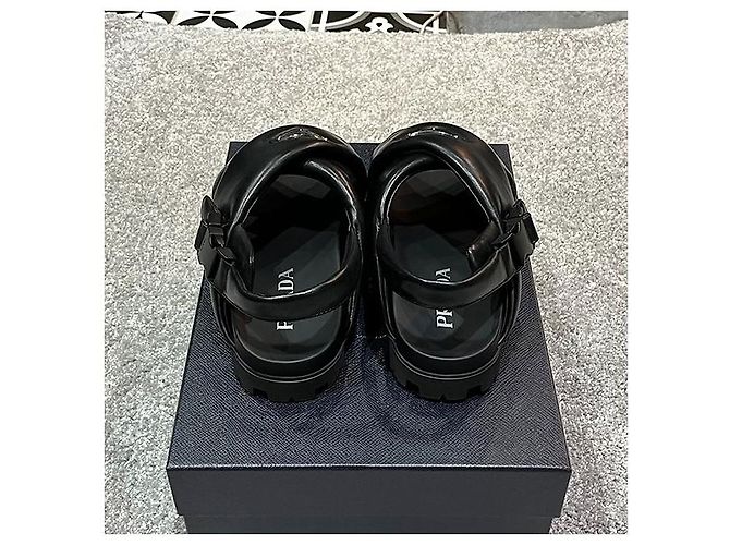 Prada Sandali incrociati in pelle nappa imbottiti con logo triangolare - vista 5