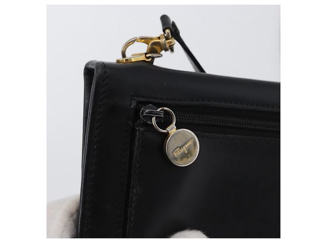 Borsa a Spalla Gancini in Pelle Oro Nero Salvatore Ferragamo Auth 173272 D'oro - vista 17
