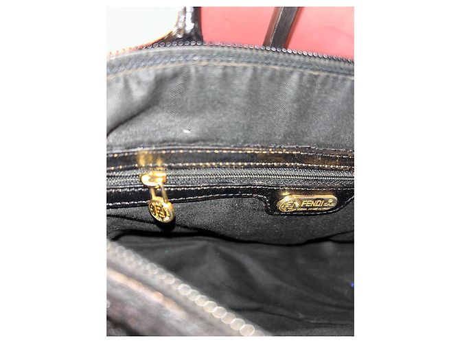 Fendi Boston in nero con un tocco di brillantezza viola Viola scuro - vista 10