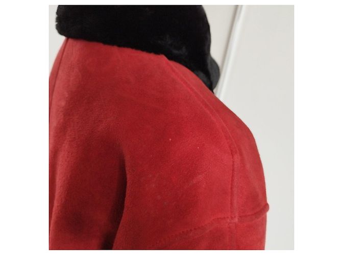 Yves Saint Laurent Cappotto lungo in suede rosso con fodera in pelliccia nera e lacci Nero - vista 10