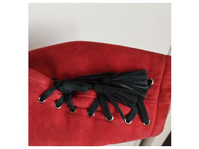 Yves Saint Laurent Cappotto lungo in suede rosso con fodera in pelliccia nera e lacci Nero - vista 11