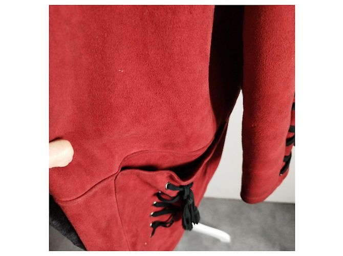 Yves Saint Laurent Cappotto lungo in suede rosso con fodera in pelliccia nera e lacci Nero - vista 12