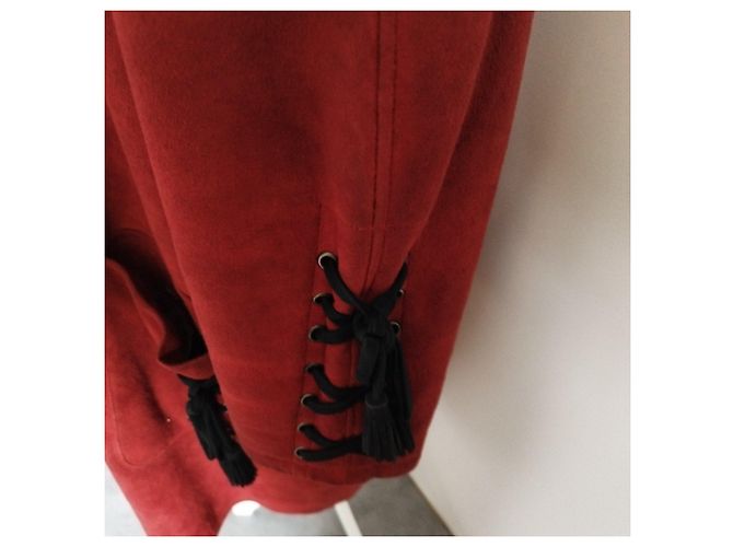 Yves Saint Laurent Cappotto lungo in suede rosso con fodera in pelliccia nera e lacci Nero - vista 14