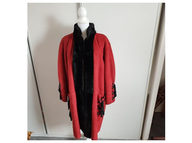 Yves Saint Laurent Cappotto lungo in suede rosso con fodera in pelliccia nera e lacci Nero - vista 2