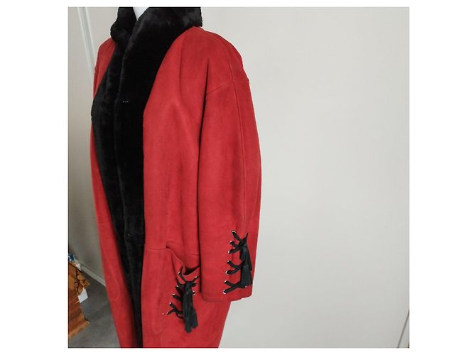 Yves Saint Laurent Cappotto lungo in suede rosso con fodera in pelliccia nera e lacci Nero - vista 3