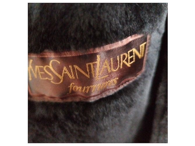 Yves Saint Laurent Cappotto lungo in suede rosso con fodera in pelliccia nera e lacci Nero - vista 4