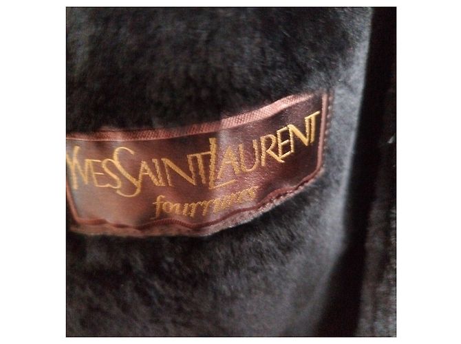Yves Saint Laurent Cappotto lungo in suede rosso con fodera in pelliccia nera e lacci Nero - vista 5
