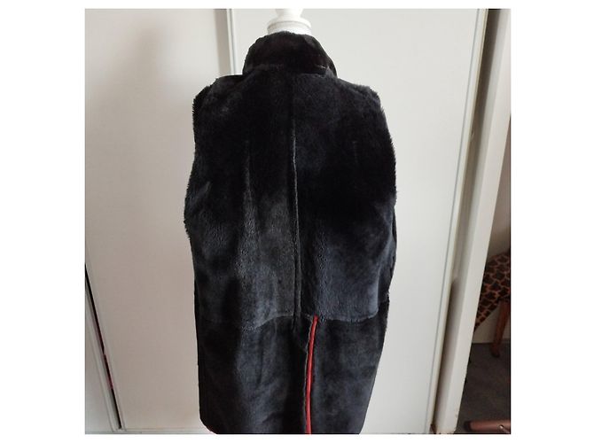Yves Saint Laurent Cappotto lungo in suede rosso con fodera in pelliccia nera e lacci Nero - vista 6