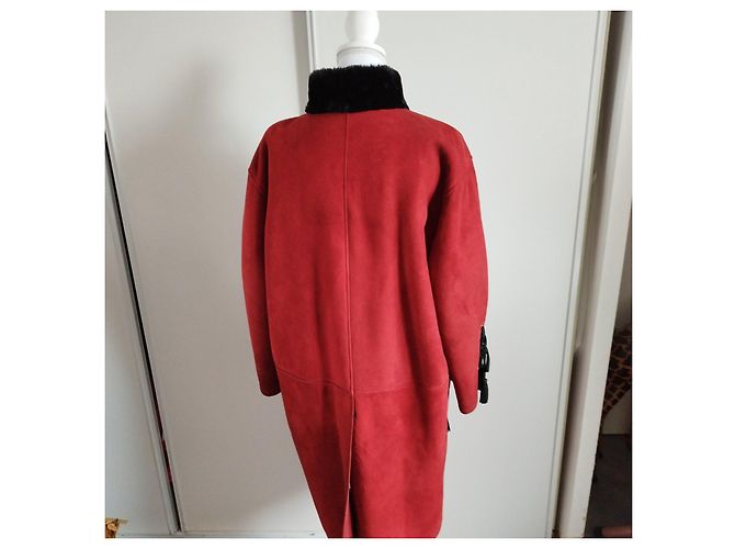 Yves Saint Laurent Cappotto lungo in suede rosso con fodera in pelliccia nera e lacci Nero - vista 8