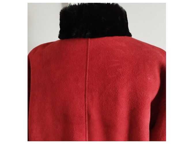 Yves Saint Laurent Cappotto lungo in suede rosso con fodera in pelliccia nera e lacci Nero - vista 9
