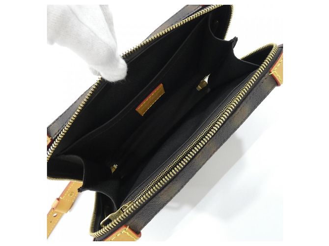 Bolso de Hombro Soft Trunk This Is Not Monogram de Louis Vuitton Castaño - vista 6