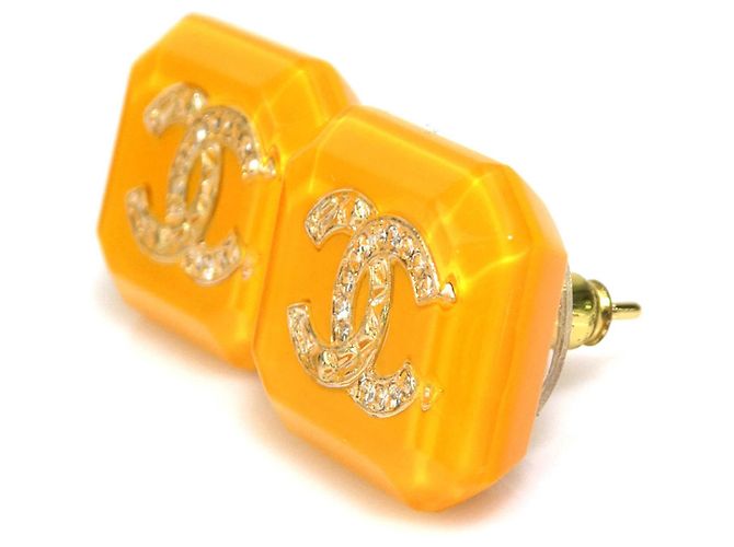 Orecchini in resina dorata e metallo Chanel D'oro Giallo - vista 3