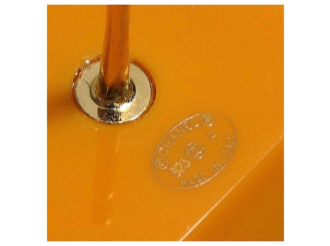 Orecchini in resina dorata e metallo Chanel D'oro Giallo - vista 8