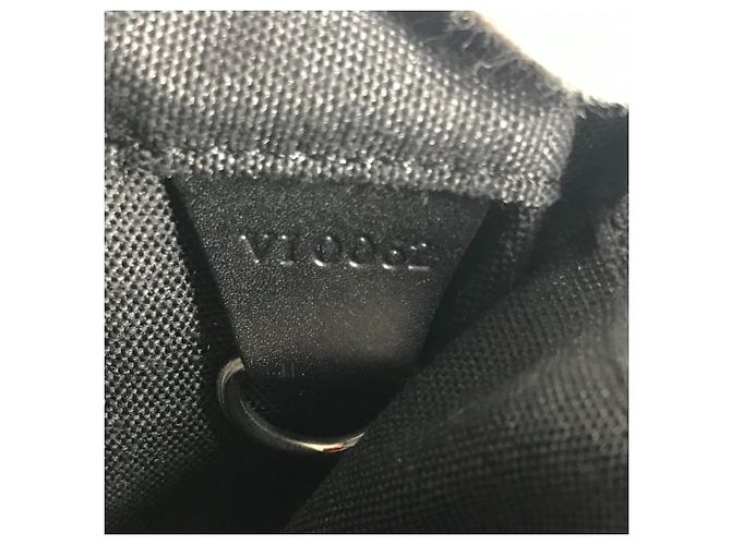 Bolso Victor Taiga Louis Vuitton Negro Caqui - vista 17