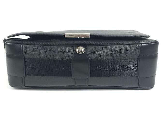 Bolso Victor Taiga Louis Vuitton Negro Caqui - vista 5