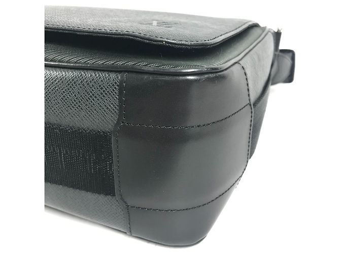 Bolso Victor Taiga Louis Vuitton Negro Caqui - vista 6