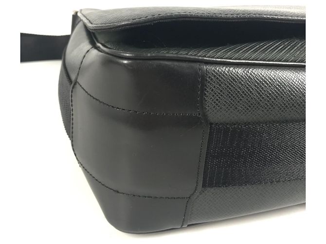 Bolso Victor Taiga Louis Vuitton Negro Caqui - vista 7