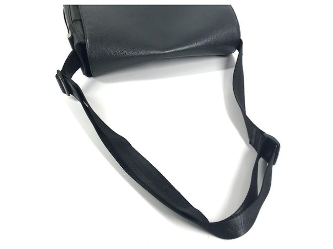Bolso Victor Taiga Louis Vuitton Negro Caqui - vista 9