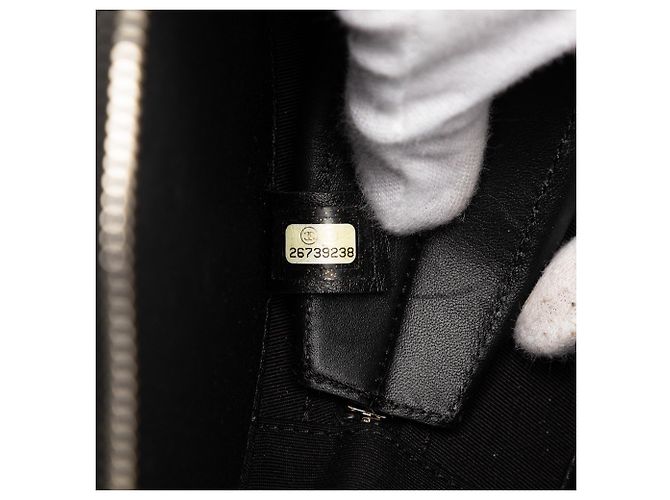 Borsa rotonda in vernice nera Chanel As Earth Nero - vista 6