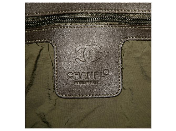 Chanel Rote Mittelgroße Gequiltete Nylon Coco Cocoon Tasche - Ansicht 5