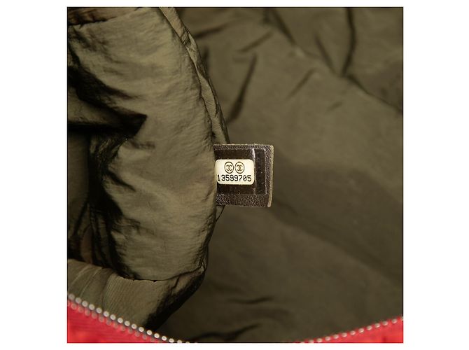 Chanel Rote Mittelgroße Gequiltete Nylon Coco Cocoon Tasche - Ansicht 6