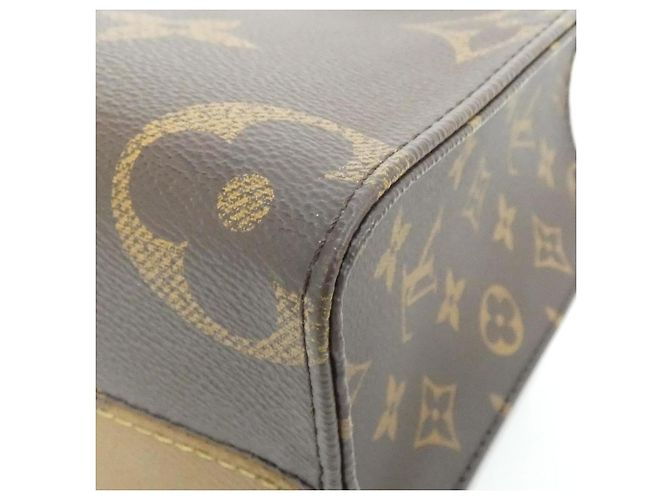 Borsa OnTheGo PM Monogram Gigante Louis Vuitton Marrone - vista 3
