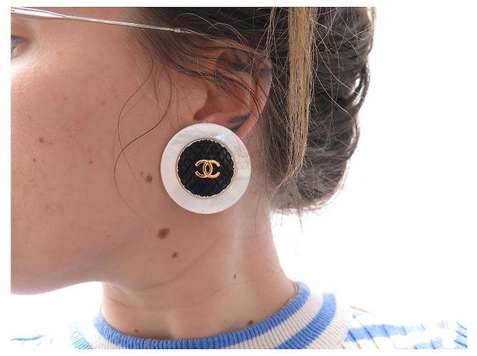 ORECCHINI VINTAGE CHANEL PUCE ROTONDI LOGO CC 1960 1965 PERLA D'oro - vista 10