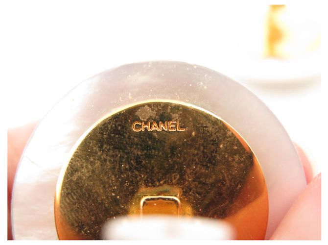 ORECCHINI VINTAGE CHANEL PUCE ROTONDI LOGO CC 1960 1965 PERLA D'oro - vista 6