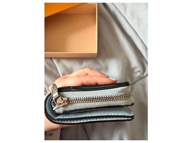 Louis Vuitton Lou Geldbörse Türkis Leder - Ansicht 4