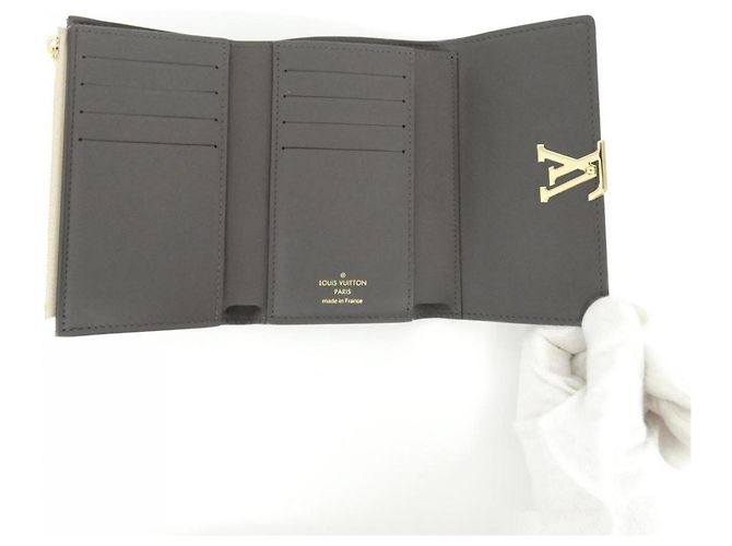 Billetera Compacta Capucines de Louis Vuitton - vista 6