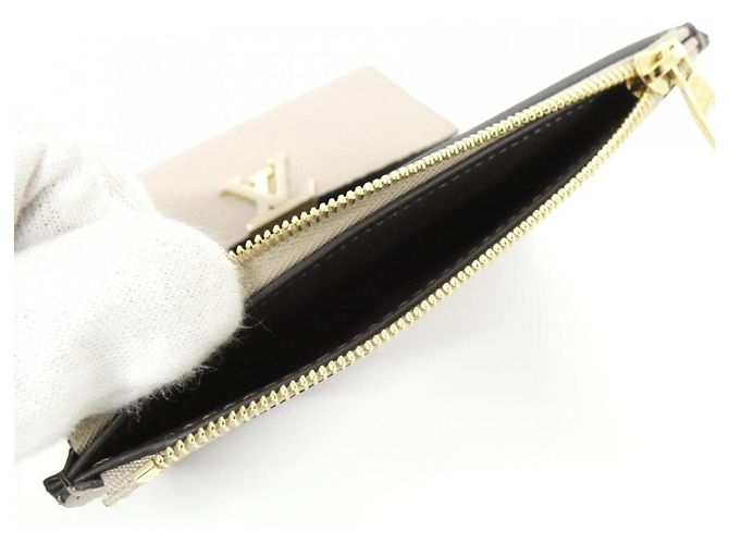 Billetera Compacta Capucines de Louis Vuitton - vista 9