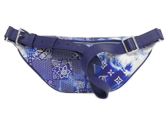 Bumbag Discovery PM in tela Monogram Louis Vuitton Blu - vista 2