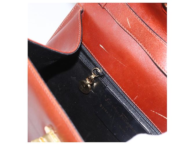 Bolso de Hombro Gancini de Cuero Marrón Dorado Auth 173491 de Salvatore Ferragamo - vista 22