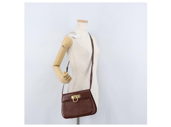 Bolso de Hombro Gancini de Cuero Marrón Dorado Auth 173491 de Salvatore Ferragamo - vista 24