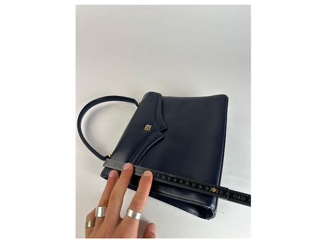 Vintage Givenchy Lederhandtasche in Marineblau - Ansicht 8
