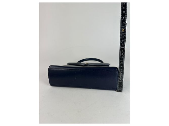 Vintage Givenchy Lederhandtasche in Marineblau - Ansicht 9