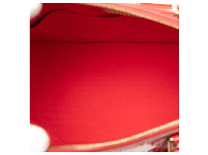 Louis Vuitton Alma PM in Vernis Monogram Rosso - vista 4