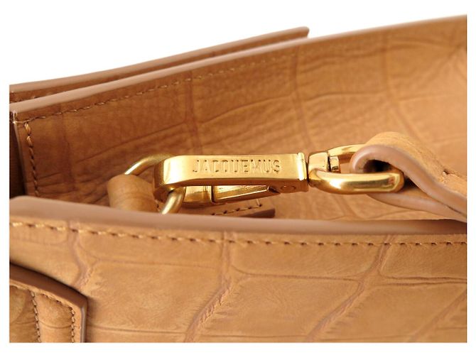 NOVO SACO DE MÃO JACQUEMUS LE GRAND CHIQUITO EM COURO COM ESTILO CROCODILO E ALÇA Camelo - vista 12