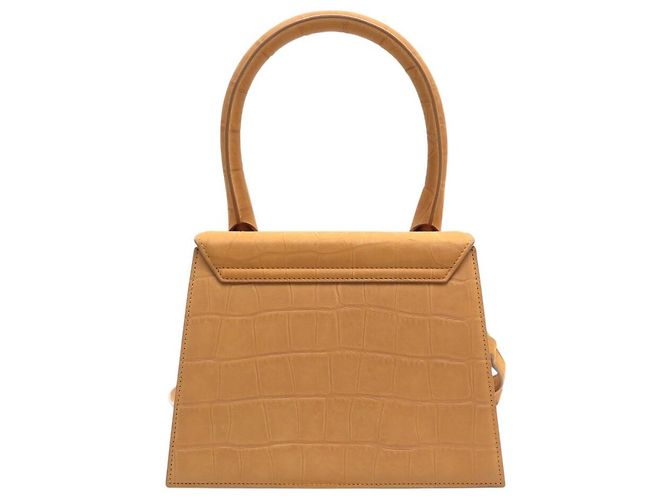 NOVO SACO DE MÃO JACQUEMUS LE GRAND CHIQUITO EM COURO COM ESTILO CROCODILO E ALÇA Camelo - vista 2