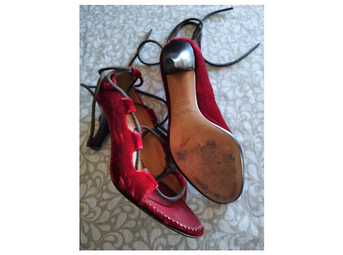 Yves Saint Laurent Rote Samt-High Heels - Ansicht 2