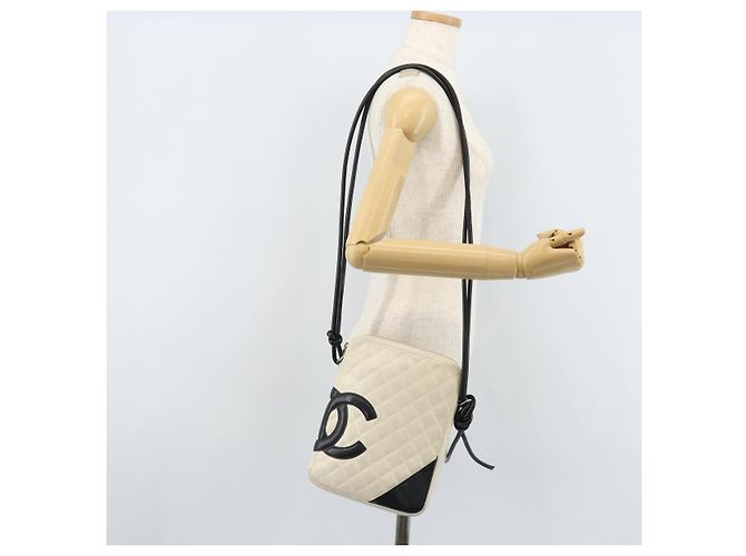 CHANEL Sac à épaule Cambon en cuir d'agneau blanc et noir CC Auth 172750 - vue 24