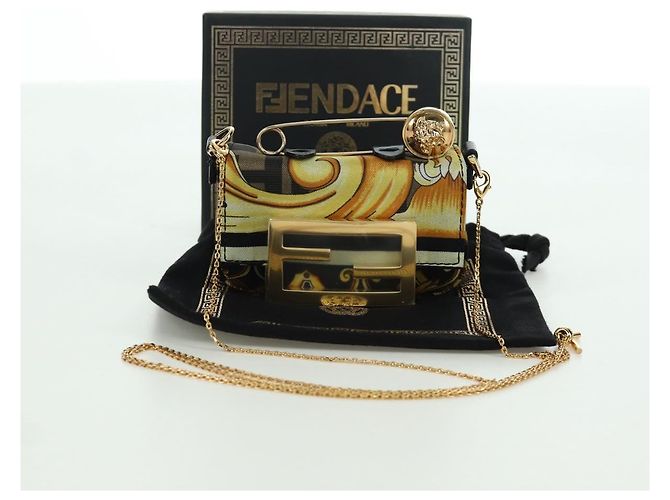 FENDI - VERSACE FENDACE Mamma Baguette Pouch Nylon Nero Oro Auth 166998SM - vista 12