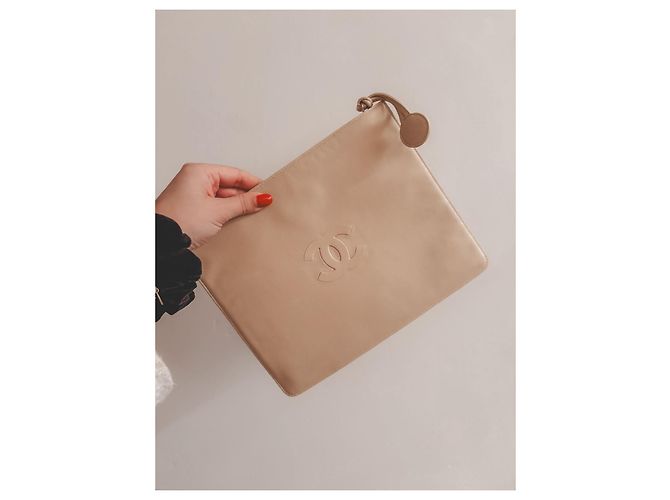 Clutch de cuero vintage con logo CC de Chanel beige - vista 2
