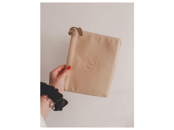 Clutch de cuero vintage con logo CC de Chanel beige - vista 3